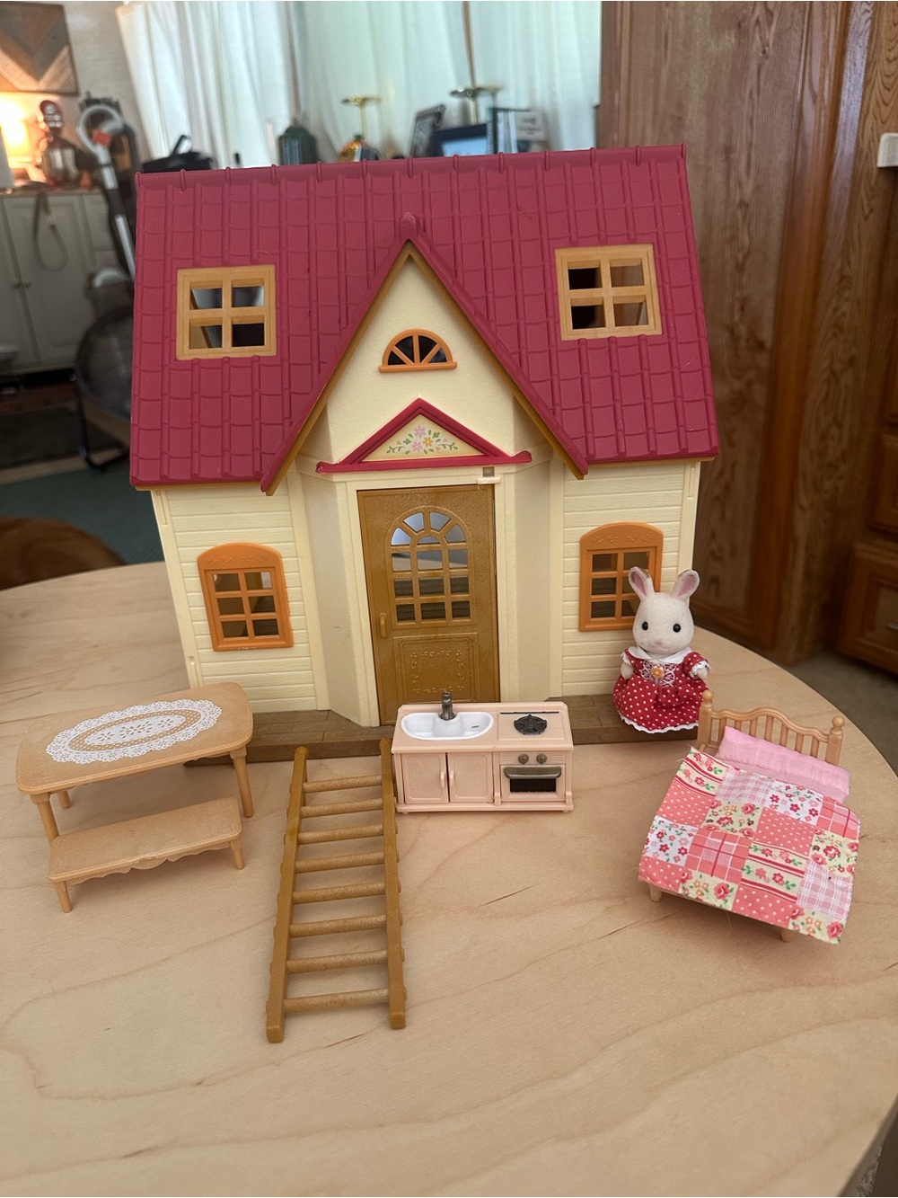 Sylvanian Families Cozy Cottage with Red Roof with bunny and furniture as shown
